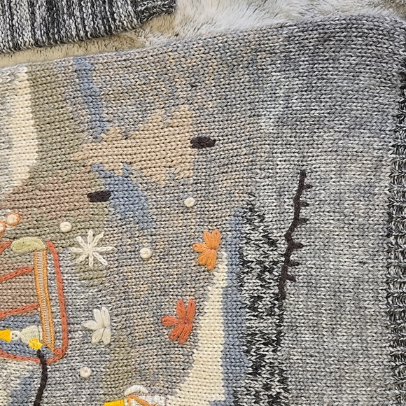 Vintage Embroidered Winter Sweater - Picture 9 of 10